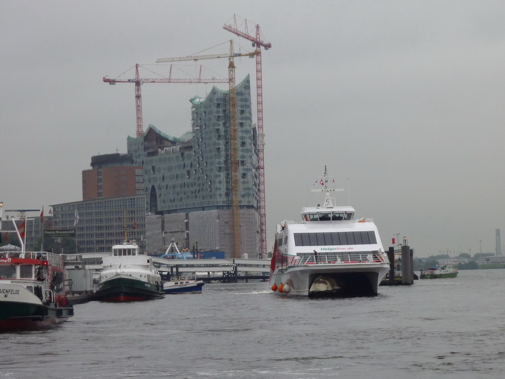 Halunder Jet vor Elbphilharmonie