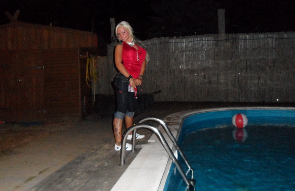 Sexy Cora am Swimmingpool